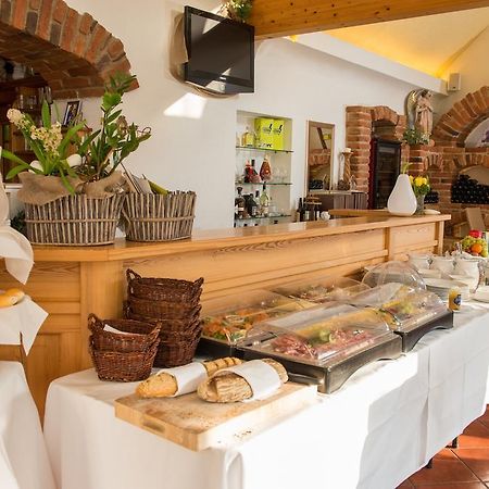 Hotel Restaurant Gruene Au Pollau Bagian luar foto