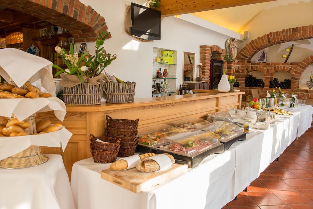 Hotel Restaurant Gruene Au Pollau Bagian luar foto